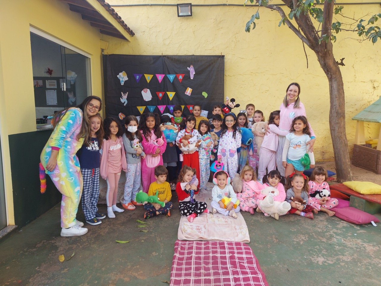Oficina do Pijama da Musicalisa, crianças de pijama com a Isa