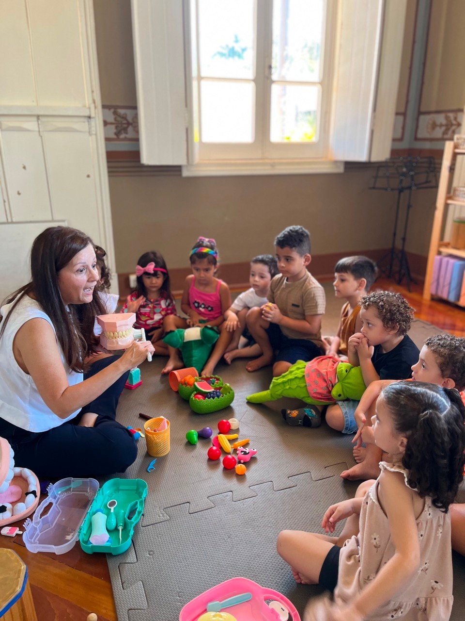 Oficina do Sorriso da Musicalisa, Isa com crianças em roda