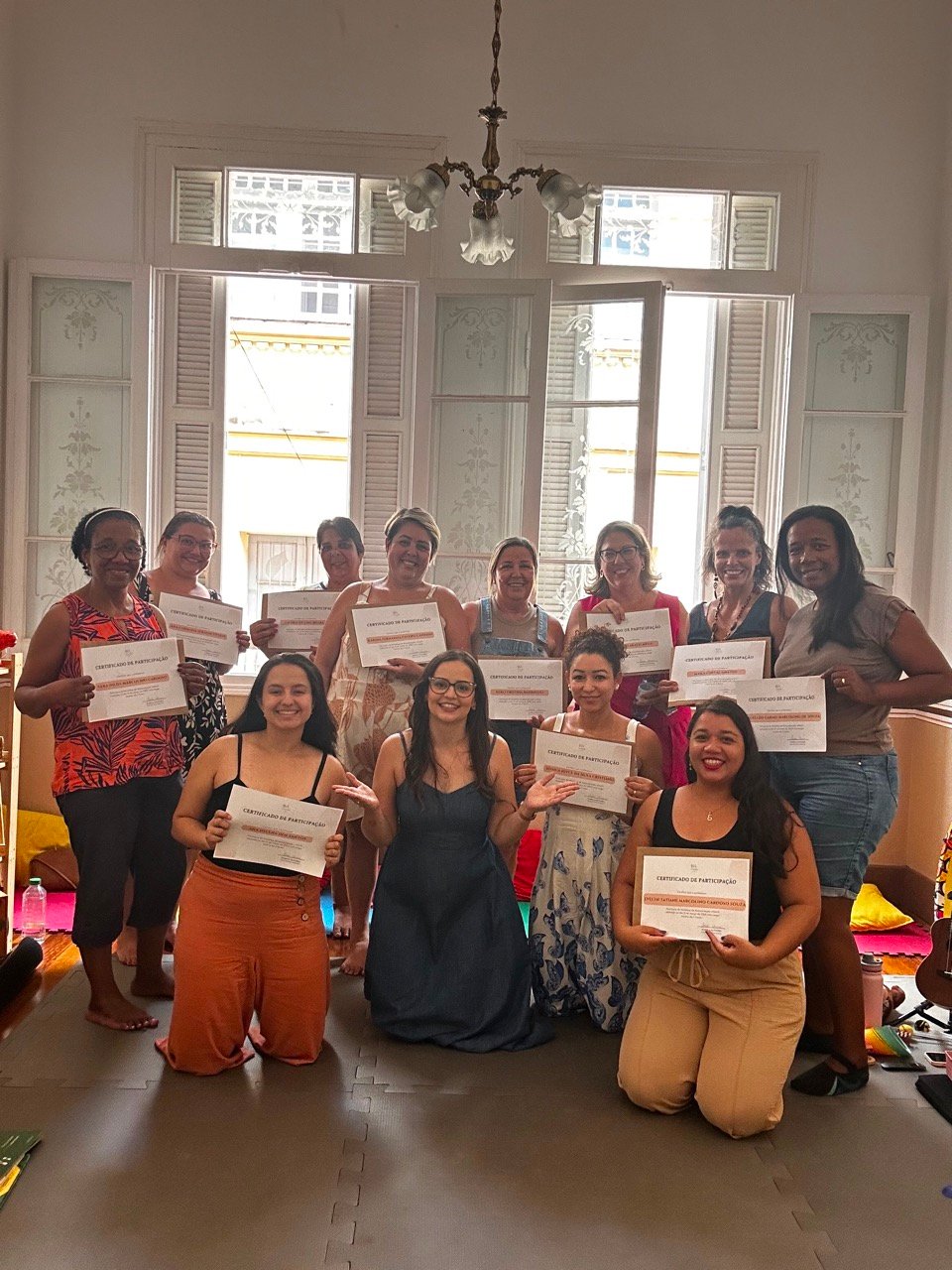 Professoras de educação infantil com certificados de participação após a formação Musicalisa In Company